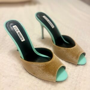 Steve Madden Tan and Green Heels Elegant Mule Design